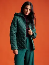 Campera capitoneada azul marino con capucha desmontable, cierre metálico central, bolsillos delanteros y avíos metálicos con logo de la marca Michael Kors.