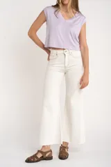 Remera negra de manga corta con escote en V y calce al cuerpo.