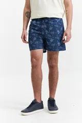 Short de baño celeste con estampado de motivos marinos en blanco. Tiene cintura elástica con cordón ajustable, dos bolsillos laterales y uno trasero.