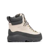 Bota de trekking Columbia modelo Newton Alpine, con diseño impermeable y transpirable. Presenta un empeine de ante en color beige con detalles en gris oscuro, herrajes metálicos para los cordones y una banda de caucho protectora en la base. Cuenta con una suela de caucho de alta tracción y mediasuela amortiguada para mayor estabilidad.
