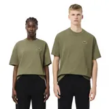 Camiseta color verde militar con logo de Lacoste bordado en el pecho.