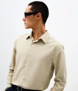 Camisa de manga larga Marfinno en color beige, con cuello camisero clásico y cierre frontal de botones.