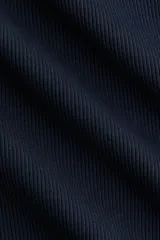 Musculosa de algodón en punto acanalado, color negro, con cuello redondo y diseño ajustado sin mangas.