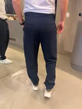 Pantalón sastrero de corte recto en color azul marino, con pinzas delanteras y trabillas para cinto.