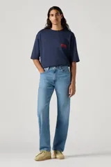 Pantalón de jean celeste de corte recto.