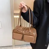 Cartera de hombro color negro, de diseño rectangular con dos bolsillos frontales con solapa y cierre principal superior.