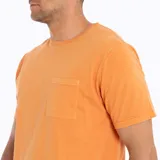 Remera de manga corta color naranja, con cuello redondo y bolsillo abierto en el pecho.