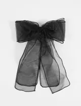 Broche moña grande de tul semitransparente color negro, con borde reforzado.