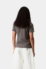 Remera polo de manga corta con corte ajustado, confeccionada en tejido de algodón texturizado con diseño de rayas horizontales y cuello negro en contraste con media tapeta abotonada.