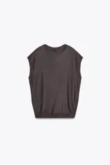 Top sin mangas de tejido punto marrón oscuro con textura acanalada horizontal. Presenta cuello redondo y un calce holgado.
