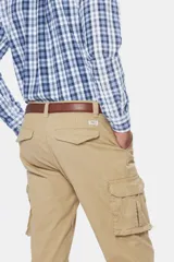 Pantalón cargo color beige de corte recto, con bolsillos laterales con solapa y bolsillos traseros con botones. Confeccionado en mezcla de algodón y elastano.