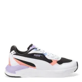 Championes deportivos Puma modelo X-Ray Speed Lite, con diseño multicolor que combina negro, fucsia, lila y amarillo. Presentan una estructura de malla y materiales sintéticos, con suela blanca de goma y cierre mediante cordones.