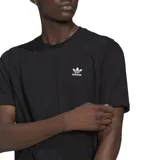 Remera negra de algodón con logo de Adidas bordado en blanco en el pecho.