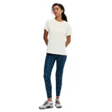 Remera deportiva de manga corta y cuello redondo, color blanco, de corte clásico y cómodo.
