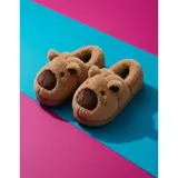 Pantuflas cerradas de peluche color beige con diseño de capibara, orejas marrones y suela antideslizante.