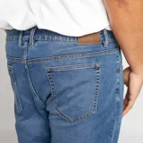 Pantalón jean de corte slim color azul.