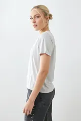 Remera de manga corta con cuello redondo y bolsillo frontal, confeccionada en tejido con acabado de lurex.