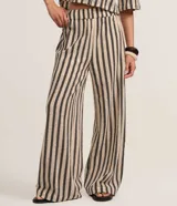 Pantalón recto de punto confeccionado por Blue Steel, con diseño de rayas verticales en tonos beige y negro, y cintura elástica.