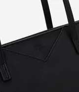 Cartera shopper grande de PU con textura safiano, detalle de recorte satinado y correa larga.