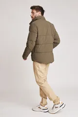 Pantalón chino color beige, de corte recto y tiro medio.