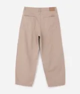 Pantalón chino de sarga color beige, con pinzas frontales, corte recto y largo completo. Cuenta con bolsillos laterales y traseros, cierre frontal con botón y cierre.
