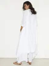 Tapado de lino blanco con cuello camisero, mangas 3/4 y botones de madera.