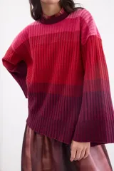 Sweater de punto con diseño en bloques de tonos marrones y tostados, cuello redondo y mangas largas amplias.