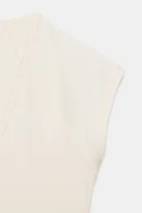 Camiseta color crudo de corte slim fit, con escote en pico, manga corta y tejido de punto acanalado.