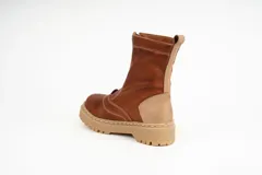 Bota tipo borcego de caña media, confeccionada en una combinación de cuero gamuzado negro y detalles en cuero color suela en la parte trasera y lengüeta. Presenta suela track de goma negra y costuras a la vista.