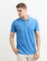 Remera polo azul marino de manga corta, con cuello y tapeta de dos botones. Presenta aberturas laterales en el dobladillo.