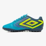 Championes de fútbol 5 Umbro Reflect F5 color celeste con detalles en amarillo y fucsia. Presentan el logo de Umbro en el lateral y suela de goma con tapones.