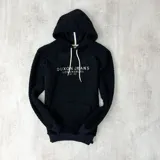 Canguro negro de tela corderito con capucha y cordones blancos. Estampado frontal con el texto "Duxon Jeans Los Angeles Est. 1982" en color blanco.