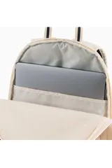 Mochila Puma Phase Class Athletics color beige con detalles en azul marino y gris. Cuenta con dos bolsillos frontales con cierre, bolsillos laterales de red, asas ajustables y estampado gráfico de la marca en el frente.