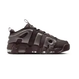 Championes Nike Air More Uptempo Low en color marrón chocolate. Presentan el icónico diseño con letras 'AIR' sobredimensionadas en los laterales con acabado texturizado, suela con unidades de amortiguación Air visibles y cierre de cordones.