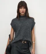 Chaleco de punto gris oscuro con textura jaspeada, diseño sin mangas, corte holgado y cuello alto tipo mock neck.