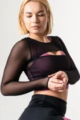 Top deportivo negro de microtul con mangas largas y escote abierto.