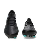 Championes de fútbol Puma Future 9 Match Fusion FG/AG, de color negro con detalles en celeste, diseñados para ofrecer agilidad y control en cancha.