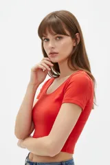 Top cropped de algodón color rojo, de corte ajustado al cuerpo con cuello redondo y mangas cortas.