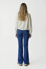 Pantalón de jean azul con estampado animal print, tiro alto y corte ancho. Confeccionado en algodón.