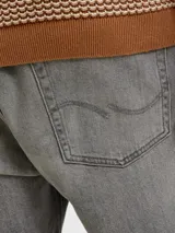 Bermuda de jean de calce relajado color gris, confeccionada en denim de algodón con elasticidad.
