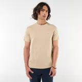 Remera lisa de manga corta en color beige, con cuello redondo y un pequeño bordado en el pecho que representa una taza de café.