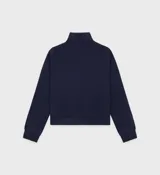 Campera deportiva azul marino con cierre frontal, cuello alto, puños y bajo acanalados. Presenta logo bordado en el pecho y detalle de rayas blancas en las mangas.