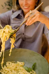 Anillo plateado con forma de esqueleto de costillas.