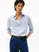 Camisa de manga larga Tommy Hilfiger confeccionada en tejido de piqué Oxford con tecnología de regulación de temperatura. Presenta cuello inglés, cierre frontal de botones y logo de la marca bordado en el pecho.