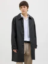 Campera tipo trench liviana de corte recto y largo medio, color negro, con cuello camisero, cierre frontal de botones y puños ajustables con trabilla.