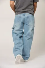 Pantalón jean baggy de color celeste, con bolsillos laterales estilo carpintero, diseño amplio y tiro medio.