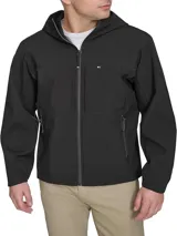 Campera impermeable negra de Tommy Hilfiger, con capucha, cierre de cremallera, dos bolsillos laterales con cierre y logo engomado en la manga.