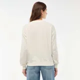 Buzo de cuello redondo en color blanco crudo, confeccionado en felpa ligera. Presenta un estampado frontal con la leyenda 'Italian Trattoria' y una ilustración de tomates en rama.