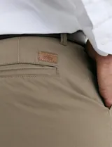 Pantalón de corte clásico confeccionado en algodón sarga con elastano. Presenta bolsillos delanteros inclinados y bolsillos traseros de ribete.