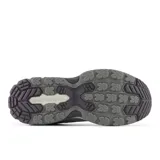 Championes de trail running New Balance modelo 410 v9, color gris con detalles en blanco y gris oscuro. Presentan entresuela con tecnología Fresh Foam para mayor amortiguación, suela con tacos para tracción en terrenos difíciles y refuerzos estratégicos en la capellada para mayor durabilidad.